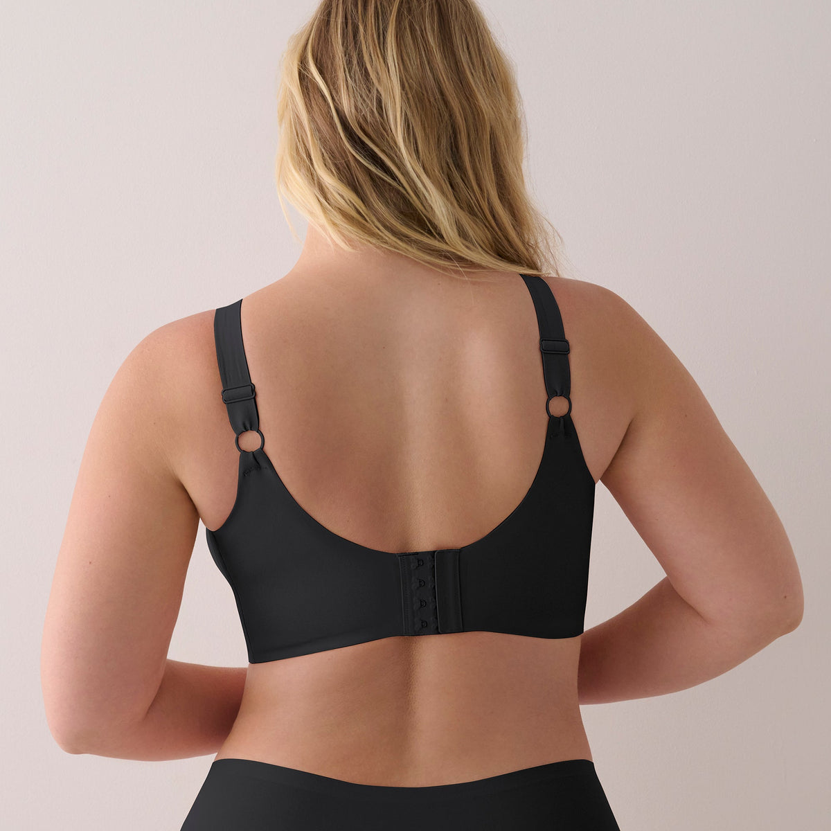 Evelyn & Bobbie The Busty Bra in black – back view